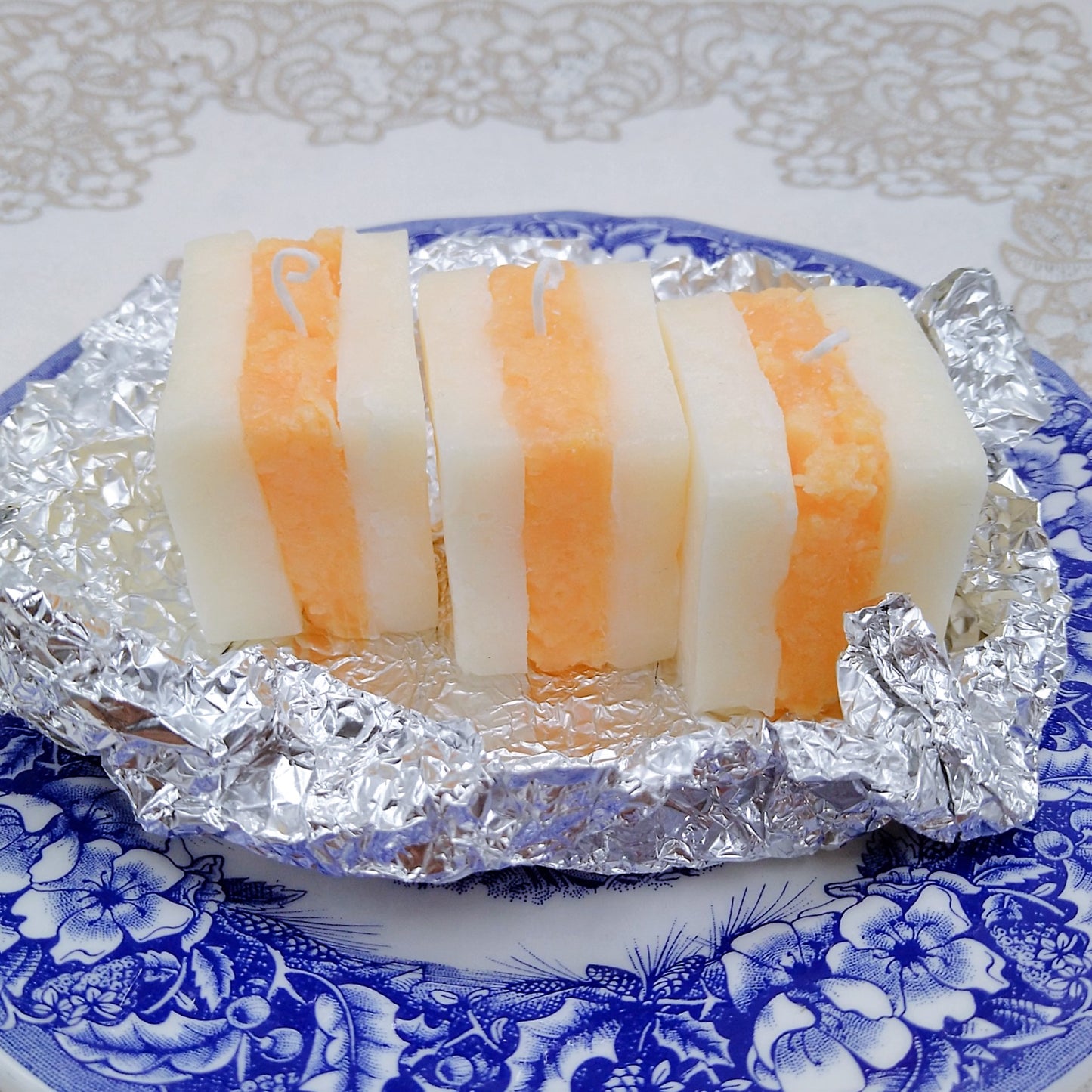 玉子サンドイッチ。日本の老舗喫茶店にある玉子サンド風キャンドル　　　Egg sandwich. Egg sandwich-style candles in a long-established coffee shop in Japan